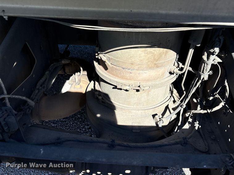 image for item YA1241 2016 Volvo VNL semi truck