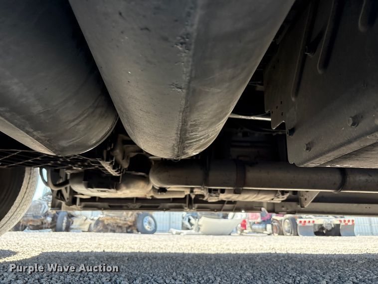 image for item YA1241 2016 Volvo VNL semi truck