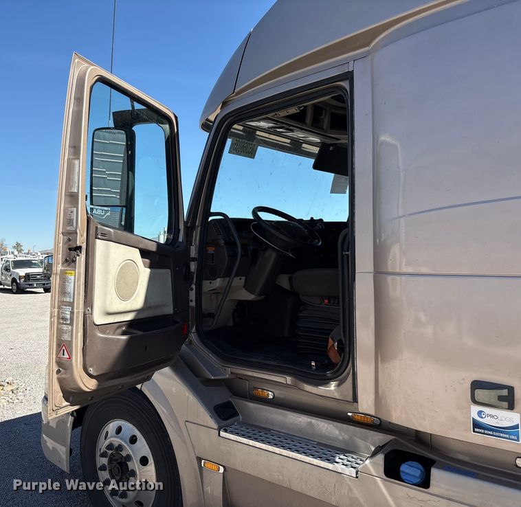image for item YA1241 2016 Volvo VNL semi truck
