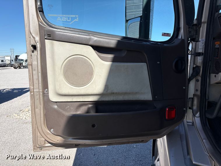 image for item YA1241 2016 Volvo VNL semi truck