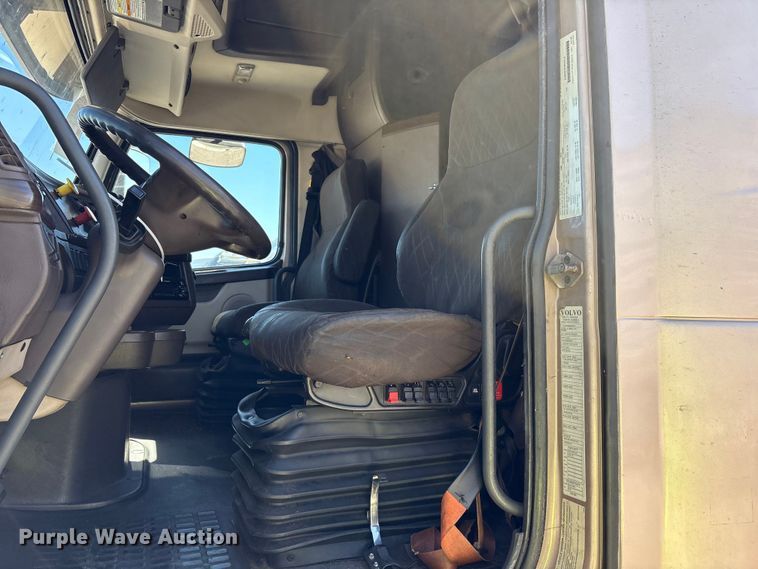 image for item YA1241 2016 Volvo VNL semi truck