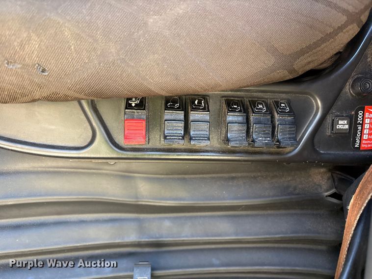 image for item YA1241 2016 Volvo VNL semi truck