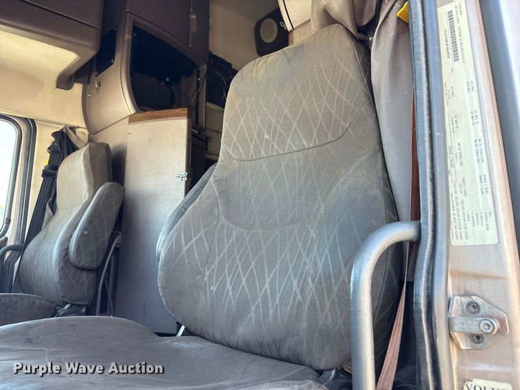 image for item YA1241 2016 Volvo VNL semi truck