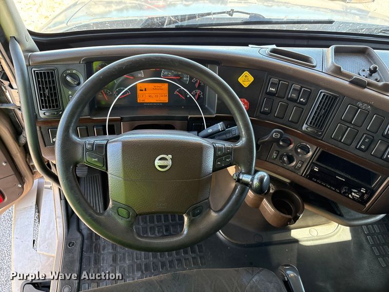 image for item YA1241 2016 Volvo VNL semi truck