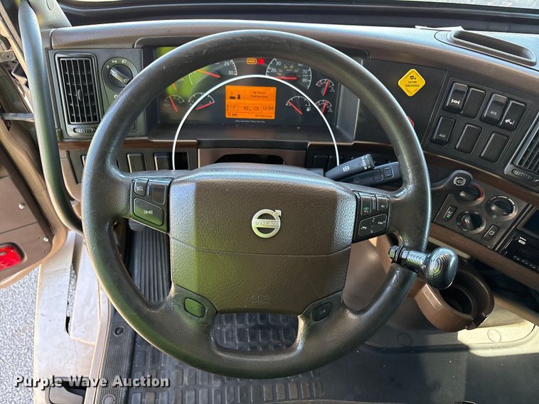 image for item YA1241 2016 Volvo VNL semi truck