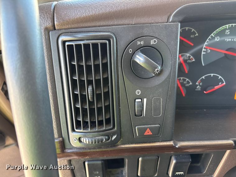 image for item YA1241 2016 Volvo VNL semi truck