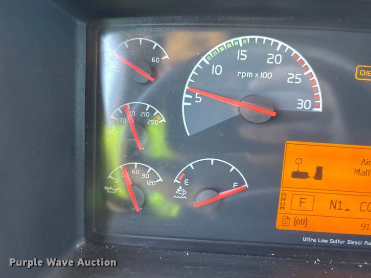 image for item YA1241 2016 Volvo VNL semi truck