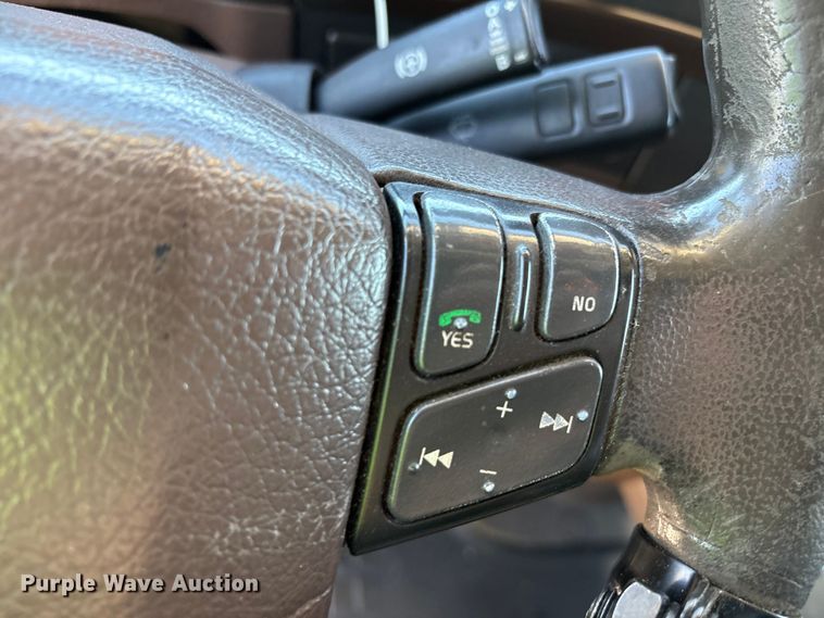 image for item YA1241 2016 Volvo VNL semi truck