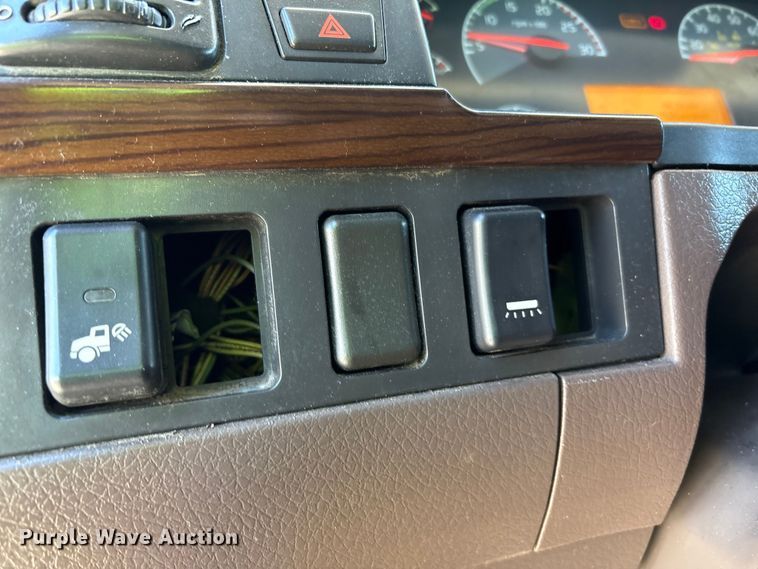 image for item YA1241 2016 Volvo VNL semi truck