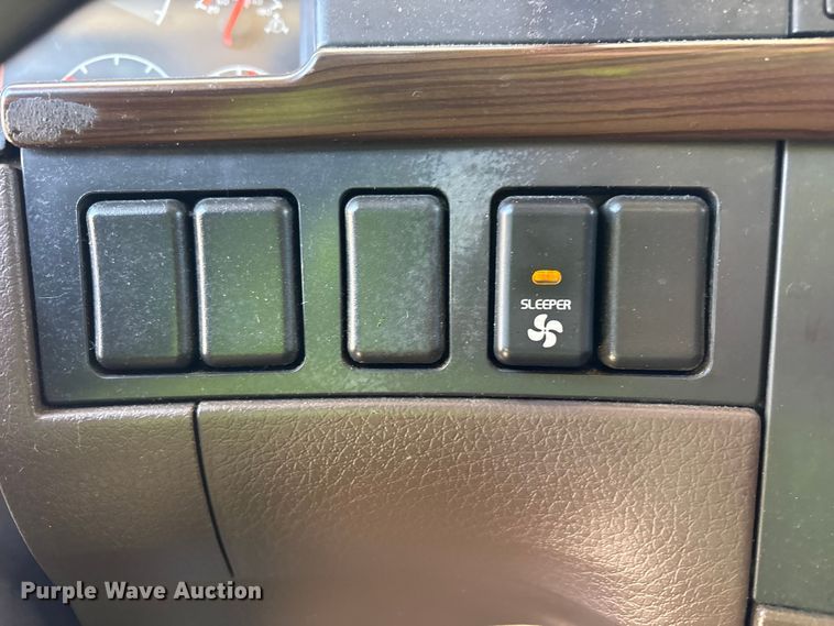 image for item YA1241 2016 Volvo VNL semi truck