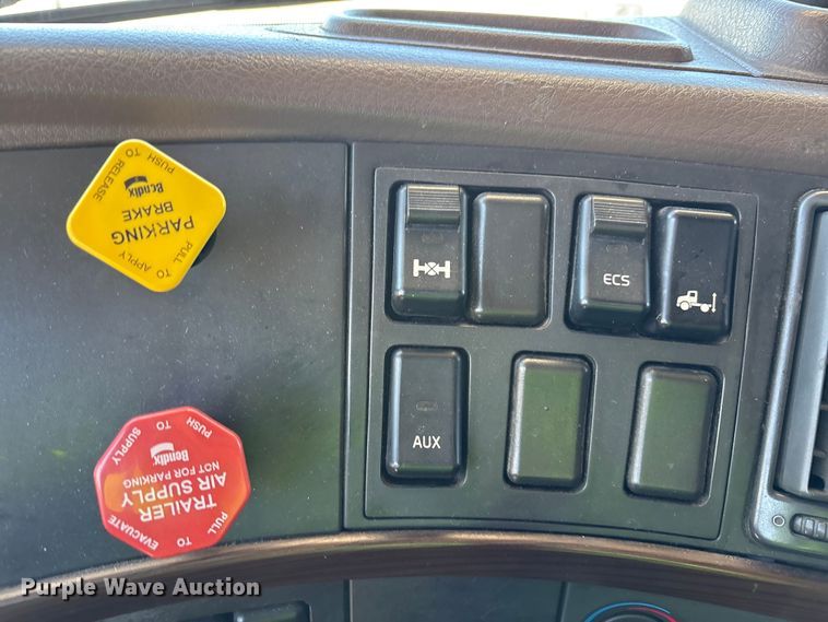 image for item YA1241 2016 Volvo VNL semi truck