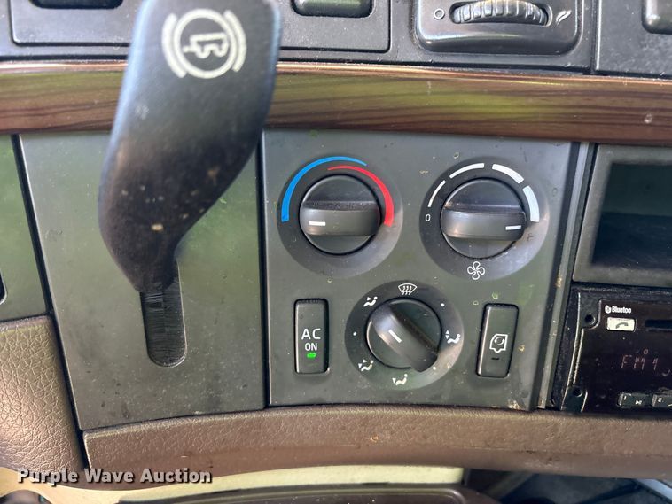 image for item YA1241 2016 Volvo VNL semi truck