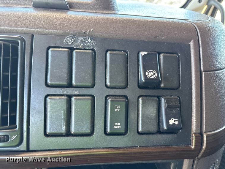 image for item YA1241 2016 Volvo VNL semi truck