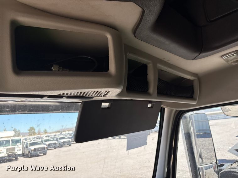 image for item YA1241 2016 Volvo VNL semi truck