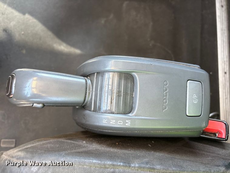 image for item YA1241 2016 Volvo VNL semi truck