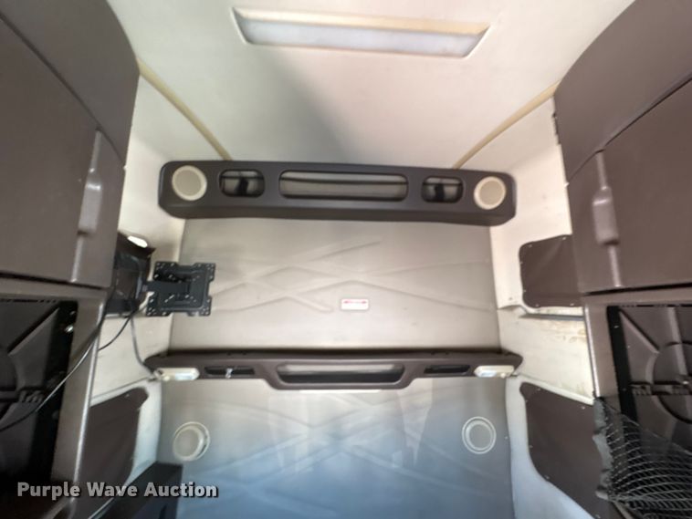 image for item YA1241 2016 Volvo VNL semi truck