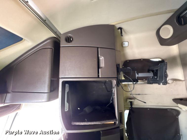 image for item YA1241 2016 Volvo VNL semi truck