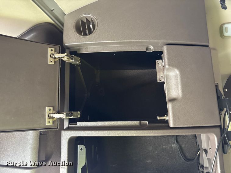 image for item YA1241 2016 Volvo VNL semi truck