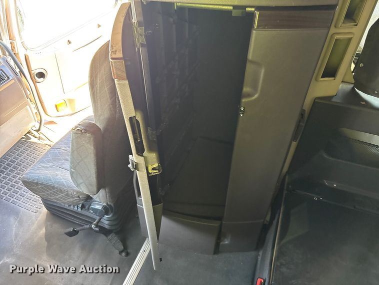 image for item YA1241 2016 Volvo VNL semi truck