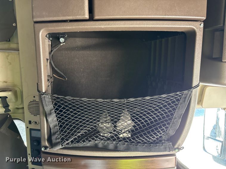 image for item YA1241 2016 Volvo VNL semi truck