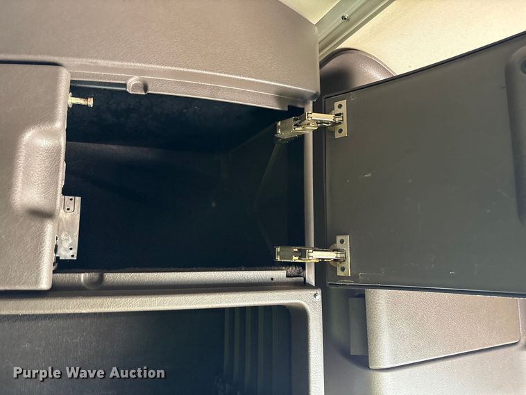 image for item YA1241 2016 Volvo VNL semi truck