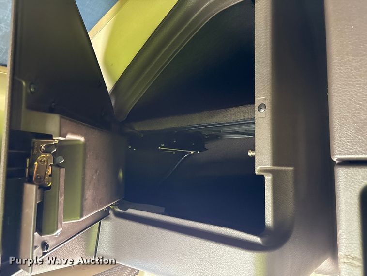 image for item YA1241 2016 Volvo VNL semi truck