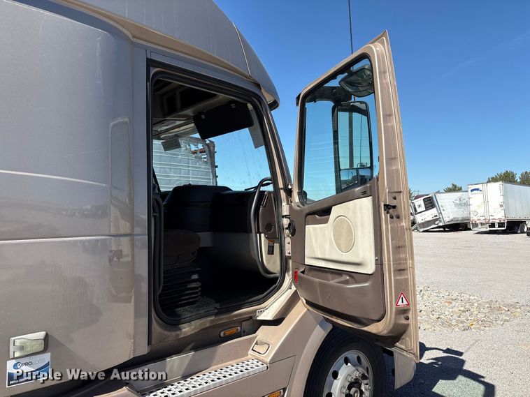 image for item YA1241 2016 Volvo VNL semi truck