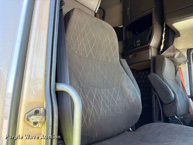 image for item YA1241 2016 Volvo VNL semi truck