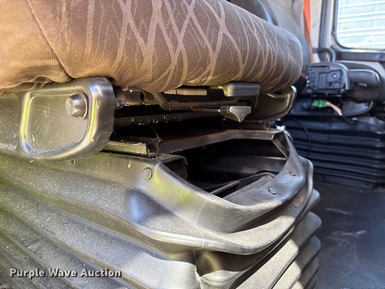 image for item YA1241 2016 Volvo VNL semi truck