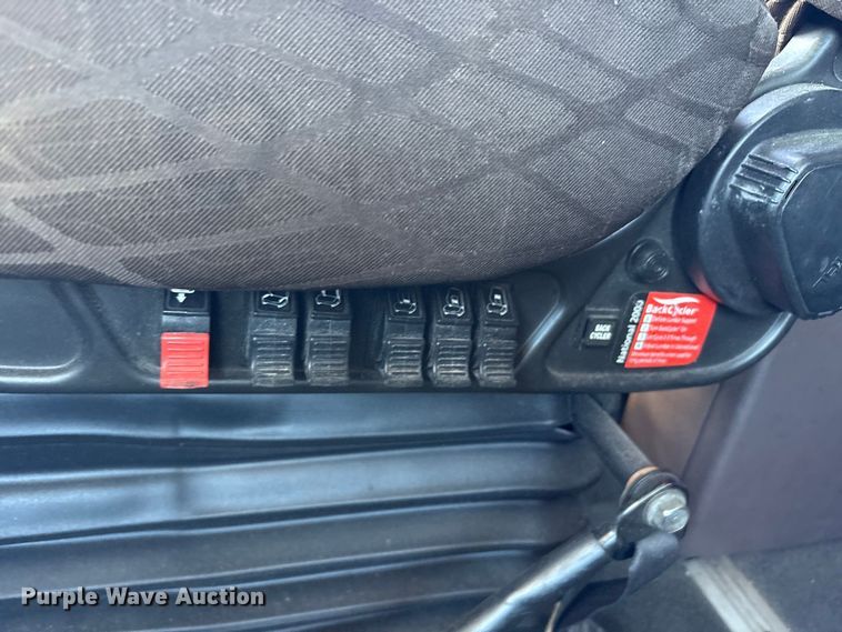 image for item YA1241 2016 Volvo VNL semi truck