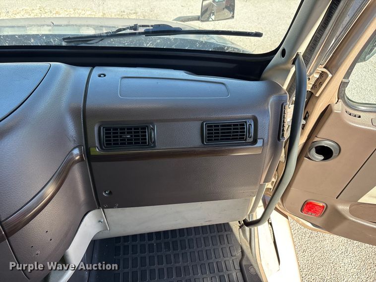 image for item YA1241 2016 Volvo VNL semi truck