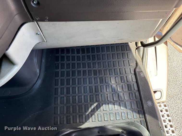 image for item YA1241 2016 Volvo VNL semi truck