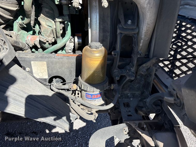 image for item YA1241 2016 Volvo VNL semi truck