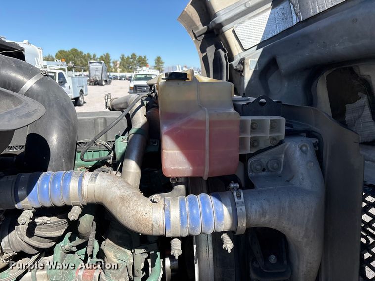 image for item YA1241 2016 Volvo VNL semi truck