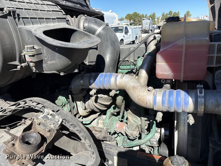 image for item YA1241 2016 Volvo VNL semi truck