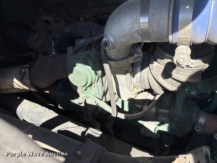 image for item YA1241 2016 Volvo VNL semi truck