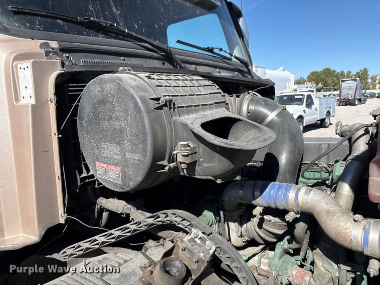 image for item YA1241 2016 Volvo VNL semi truck