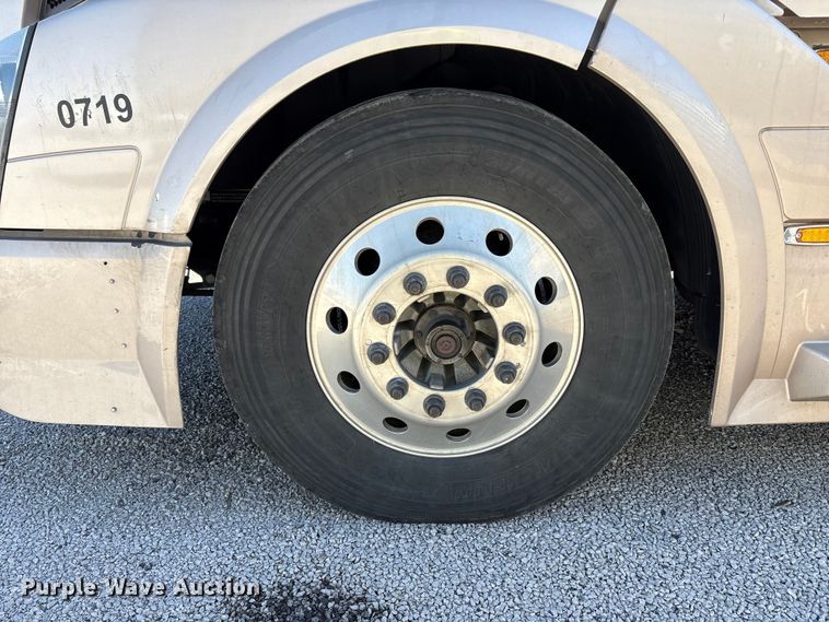 image for item YA1241 2016 Volvo VNL semi truck