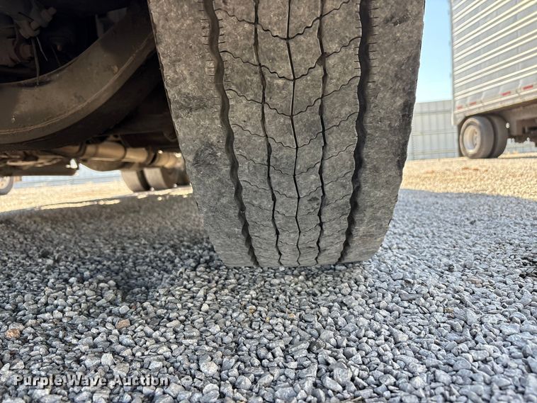 image for item YA1241 2016 Volvo VNL semi truck