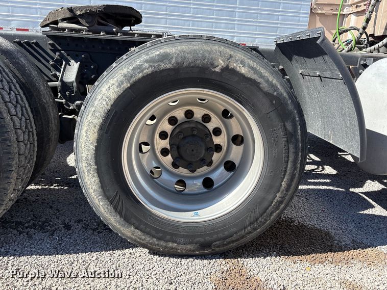 image for item YA1241 2016 Volvo VNL semi truck