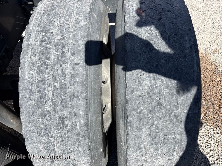 image for item YA1241 2016 Volvo VNL semi truck