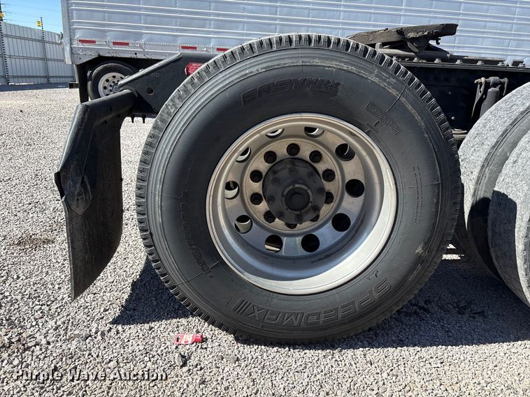 image for item YA1241 2016 Volvo VNL semi truck