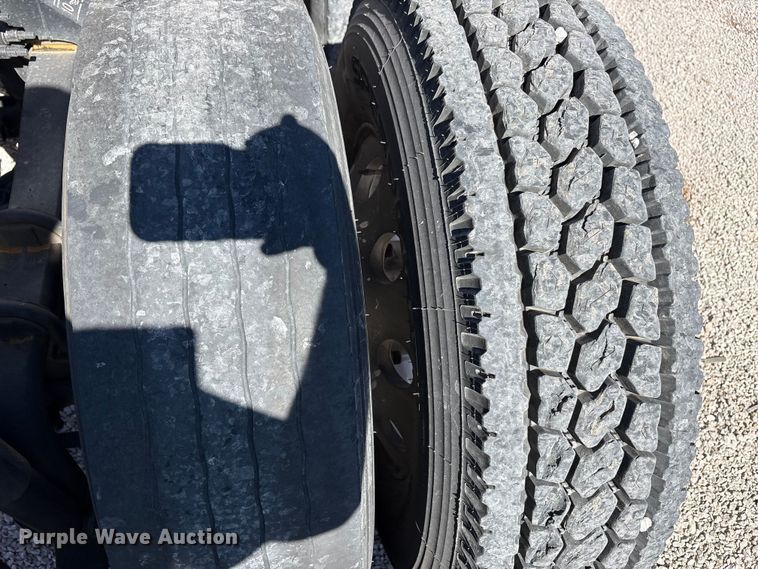 image for item YA1241 2016 Volvo VNL semi truck