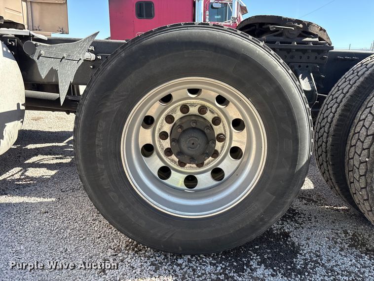 image for item YA1241 2016 Volvo VNL semi truck