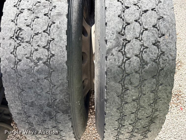 image for item YA1241 2016 Volvo VNL semi truck