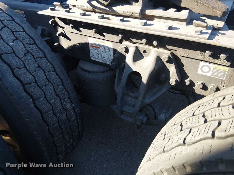 image for item YA1244 2019 Kenworth T680 semi truck