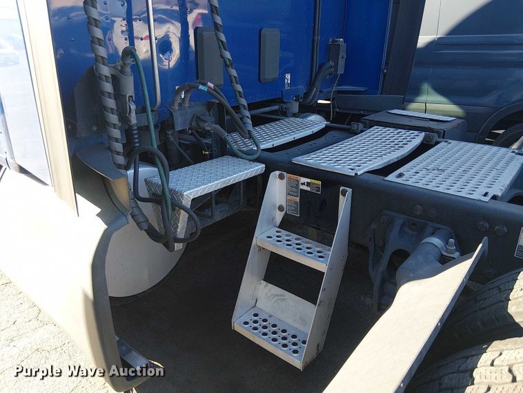 image for item YA1244 2019 Kenworth T680 semi truck