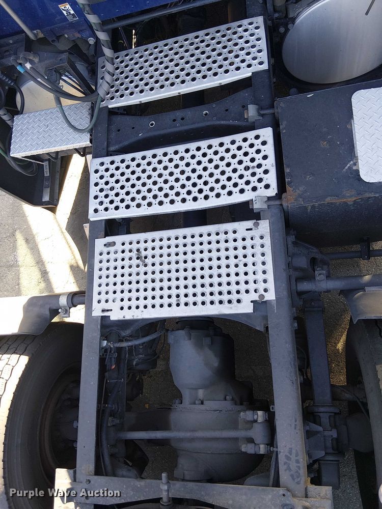 image for item YA1244 2019 Kenworth T680 semi truck