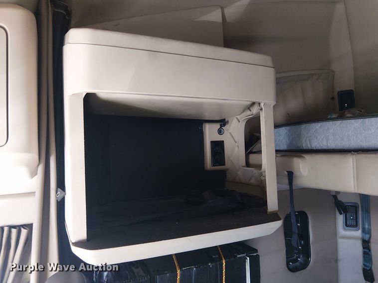 image for item YA1244 2019 Kenworth T680 semi truck