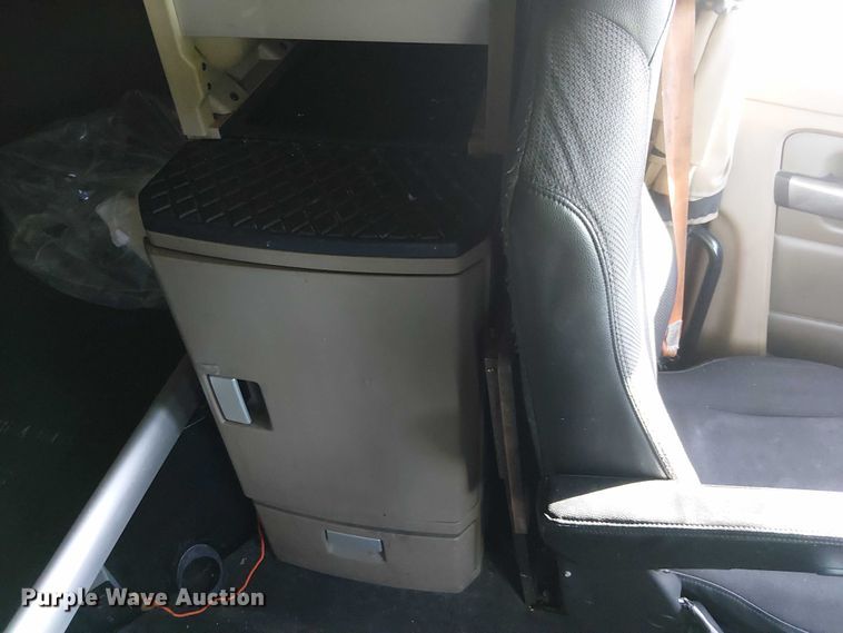 image for item YA1244 2019 Kenworth T680 semi truck